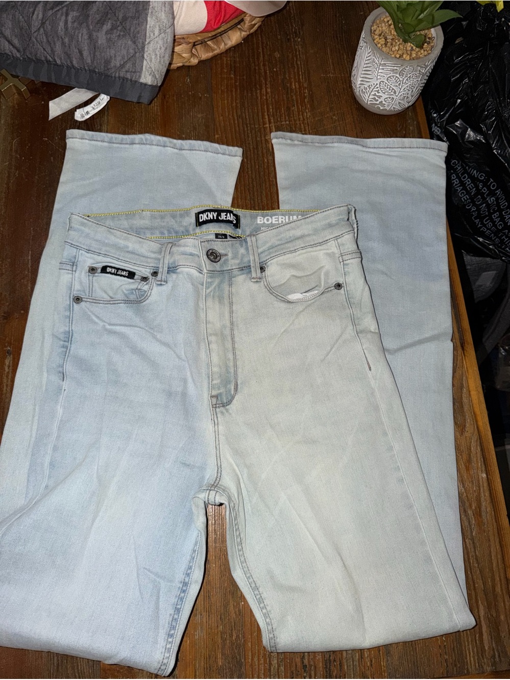 DKNY Jeans Boerum High Rise Flare Women’s Size 28/6 Light Wash Stretch Denim